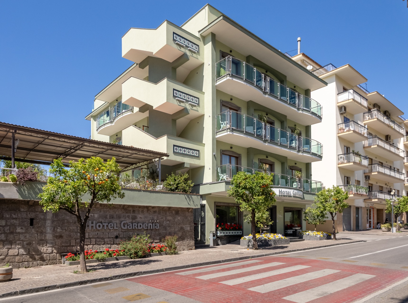 Gaetano Mauro patron dell’Hotel Gardenia ama lo sport, ama Sorrento. Ci sostiene in modo convinto e da quest’anno è anch…